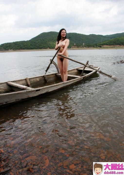 巨乳妹在遍佈黄花的小溪边蹦蹦跳