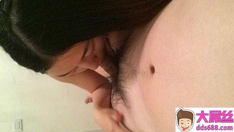 女人还是良家人妻有味道，没有想到脱光了胸这样大