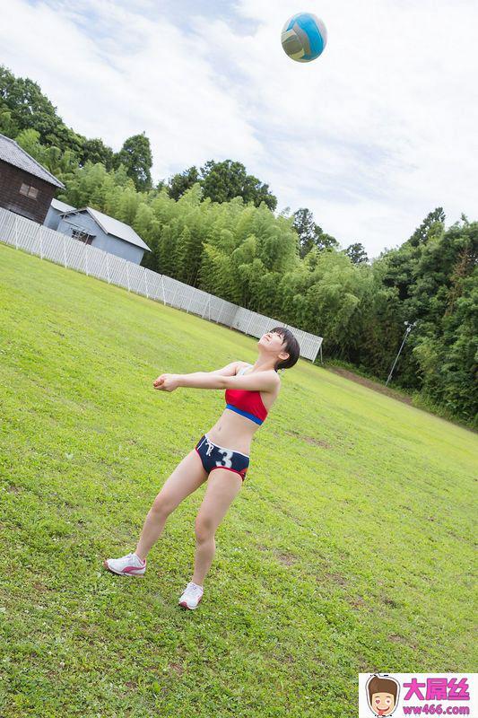 运动足球少女香肩美腿户外诱惑沢村りさ