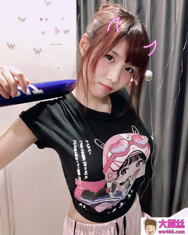 专业的CoserAlice甜美颜值让人心动，穿上服装画面甜蜜蜜