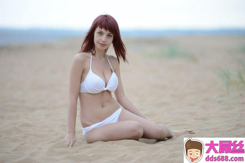 欧美Posesonthebeachandshowsushermagnificentboobs