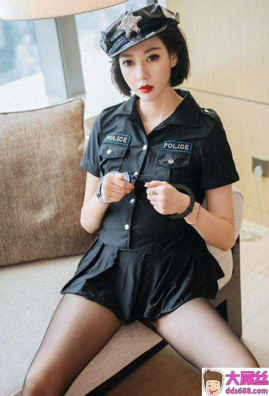 写真铐住你制服你！火辣御姐艺轩女警制服上演午夜诱惑