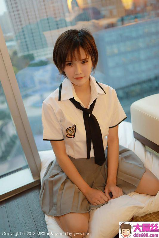 嫩模小姿2002私房学生制服半脱白衬衣露性感美胸写真