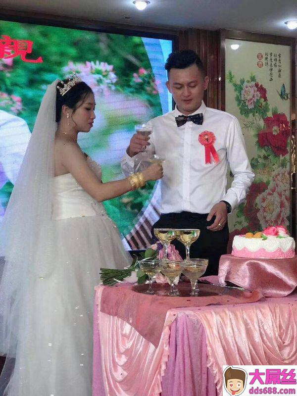 新婚妻掉手机执到宝就爆出来